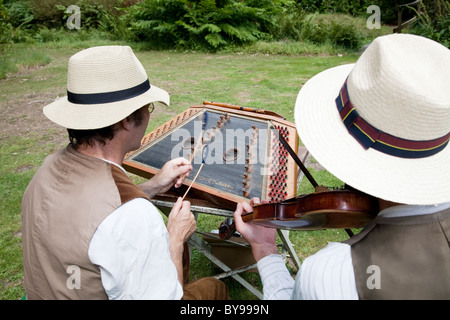 Musiker spielen die gehämmert Hackbrett und Geige in Hoveton Hall Gardens Stockfoto