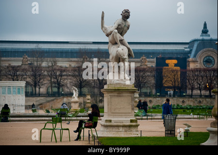 Paris, Frankreich, Frau liest Buch im Tuilerien-Garten, Winter, allein, in der Nähe der Statue, Musée d'orsay, Statuen, außen Stockfoto