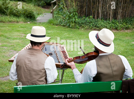 Musiker spielen die gehämmert Hackbrett und Geige in Hoveton Hall Gardens Stockfoto