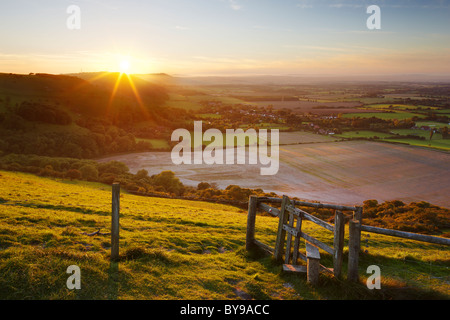 Stil mit Blick auf die Landschaft von West Sussex. Die Abendsonne seinen Abstieg hinter dem welligen Hügel machen. Stockfoto