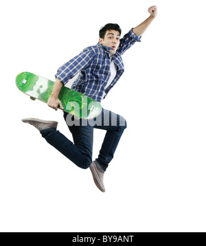 Mann springt mit einem skateboard Stockfoto