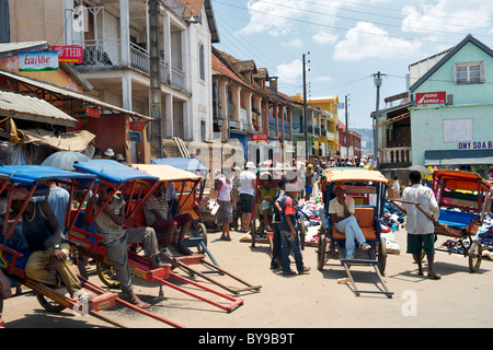 Rikschas in der Stadt von Ambositra in Süden-zentralem Madagaskar aufgereiht. Stockfoto