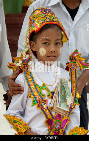 Myanmar (aka Burma), Yangon (aka Rangoon). Stupa Shewedagon. Novication Zeremonie oder Shinbyu. Stockfoto