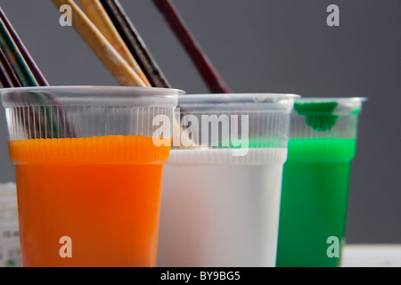 Verschiedene farbige Lacke in Gläsern Stockfoto