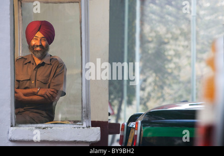 Porträt von einem Sikh Taxifahrer bei der Taxi-service Stockfoto