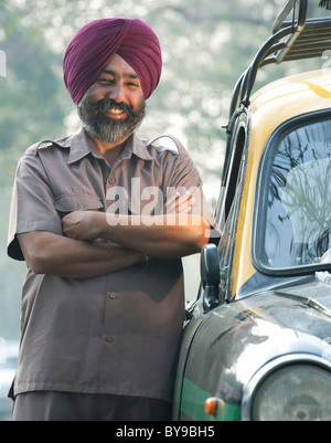 Sikh Taxifahrer stand neben seinem Fahrzeug Stockfoto