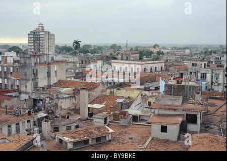 Blick auf Santa Clara Kuba mit Straße und Kirche von Dächern. Stockfoto