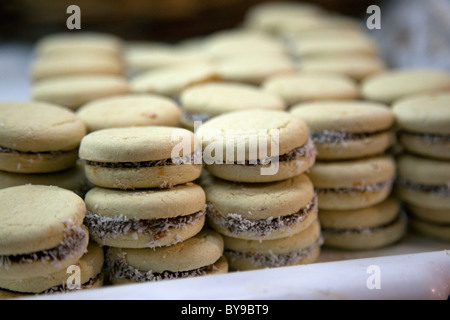 Alfajores, traditionellen argentinischen Cookie gefüllt mit Dulce de Leche, wie in einer Bäckerei in Buenos Aires gesehen. Stockfoto