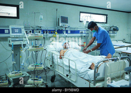 Männliche Krankenschwester mit einem Patienten auf der Intensivstation Stockfoto