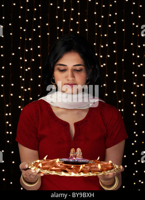 Frau mit einem Tablett mit diyas Stockfoto