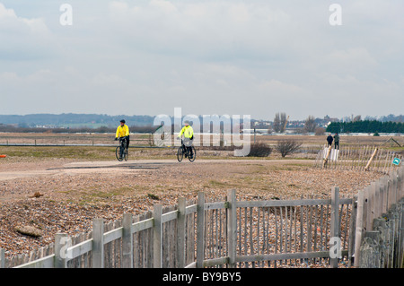 Radfahrer auf einen Winter Tag Roggen Harbour Nature Reserve East Sussex England Stockfoto