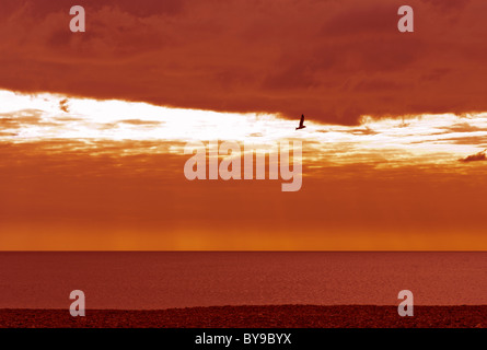 Roter Himmel und Sturmwolken über den Ärmelkanal Stockfoto