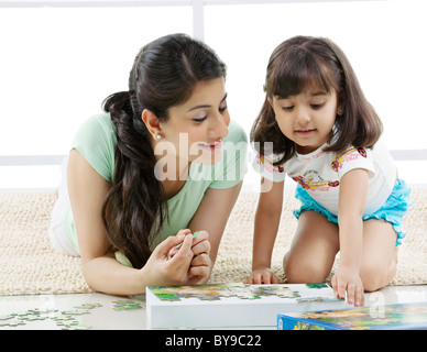 Mutter und Tochter ein Rätsel zu lösen Stockfoto