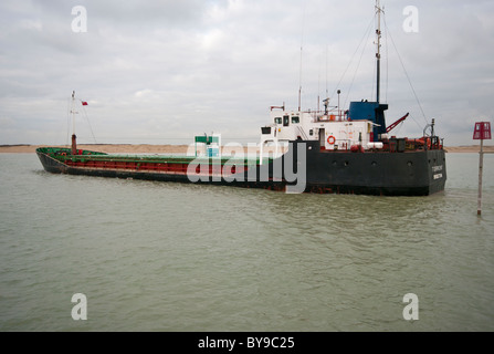 Dry Cargo Schiff Torrent in den Fluss Rother aus der Ärmelkanal East Sussex England Stockfoto