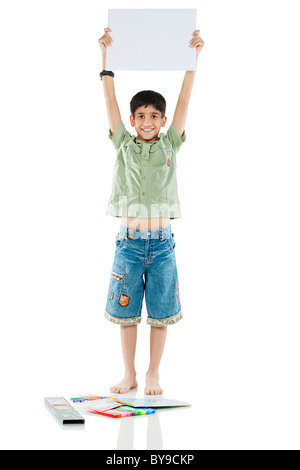 Junge hält eine weiße Tafel Stockfoto