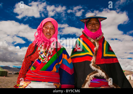 Zwei traditionell gekleideten Frauen, Gerze, West-Tibet, Tibet, Zentralasien Stockfoto