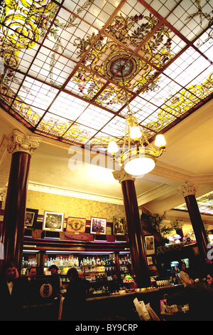 Die 150 Jahre alte Café Tortoni in Buenos Aires, Argentinien. Eine Zeit Treffpunkt der Borges und andere intellektuelle Stockfoto