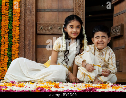 Südindische Mädchen sitzt mit ihrem Bruder Stockfoto