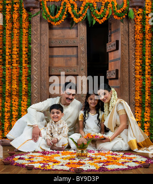 Südindische Familie mit Blume rangoli Stockfoto