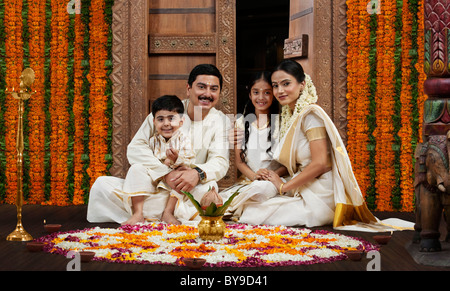 Südindische Familie mit Blume rangoli Stockfoto