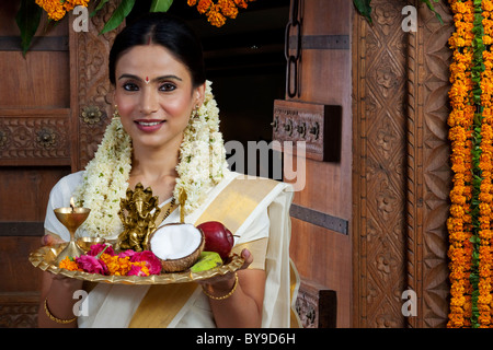 Porträt einer Süd indische Frau mit einem Tablett Stockfoto