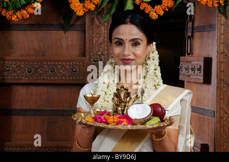 Porträt einer Süd indische Frau mit einem Tablett Stockfoto