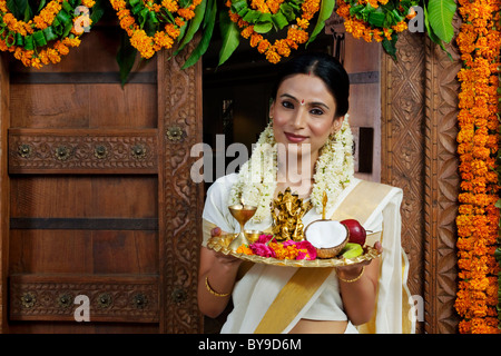 Porträt einer Süd indische Frau mit einem Tablett Stockfoto