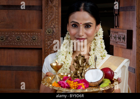 Porträt einer Süd indische Frau mit einem Tablett Stockfoto