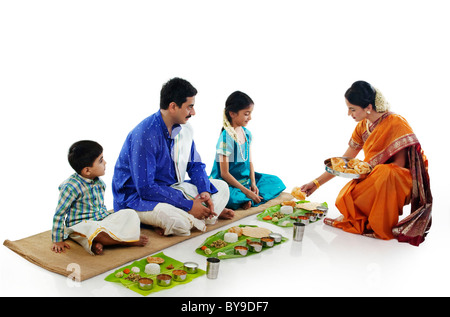 Südindische Frau Speisen zu ihrer Familie Stockfoto