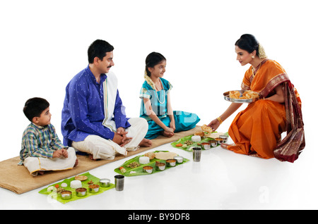 Südindische Frau Speisen zu ihrer Familie Stockfoto