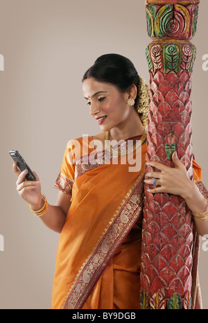 Südindische Frau Blick auf ihr Handy Stockfoto