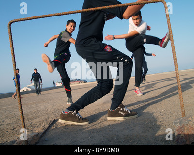 Libysche Jungs Fußball spielen, Tripolis, Libyen Stockfoto