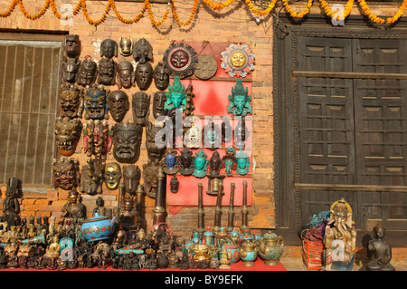 Masken zum Verkauf in einem Souvenirladen in Bhaktapur, in der Nähe von Kathmandu, Nepal Stockfoto