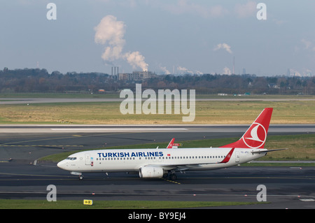 Turkish Airlines Transportflugzeuge auf dem Rollfeld, Flughafen Düsseldorf, Nordrhein-Westfalen, Deutschland, Europa Stockfoto