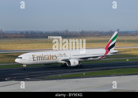 Emirates Boeing 777-300 auf dem Rollfeld, Flughafen Düsseldorf, Nordrhein-Westfalen, Deutschland, Europa Stockfoto