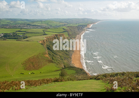 Beeindruckende Dorset Küste Blick nach Osten von Thorncombe Leuchtturm, mit Eype Mund und der Mole West Bay in der Ferne Stockfoto