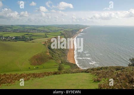 Beeindruckende Dorset Küste Blick nach Osten von Thorncombe Leuchtturm, mit Eype Mund und der Mole West Bay in der Ferne Stockfoto