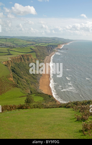 Beeindruckende Dorset Küste Blick nach Osten von Thorncombe Leuchtturm, mit Eype Mund und der Mole West Bay in der Ferne Stockfoto