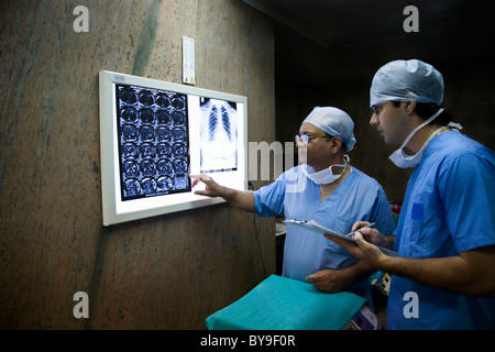 Chirurgen, Blick auf ein CT-scan Stockfoto