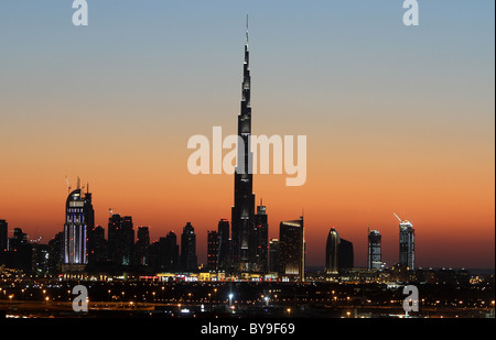 Dubais Skyline bei Sonnenuntergang Stockfoto