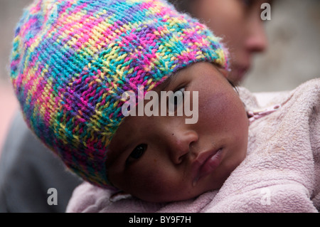 Sherpa-Baby am Mani Rimdu Festival in Kloster Tengboche in der Everest Region Nepals Stockfoto