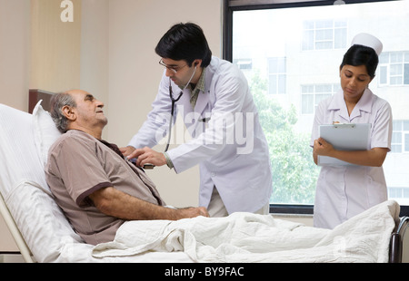 Arzt, ein Patient Herzschlag überprüfen Stockfoto