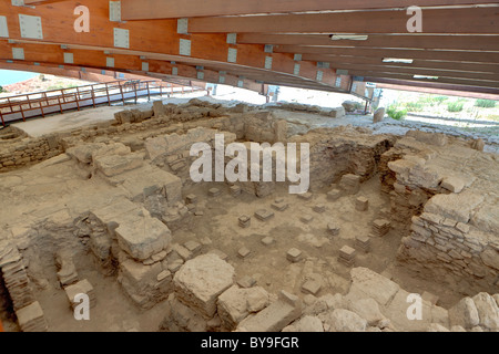 Ruinen von Kourion, Ausgrabungsstätte des antiken Kourion, geschützt vor der Sonne unter einem Dach, Halbinsel Akrotiri, in der Nähe von Episkopi Stockfoto