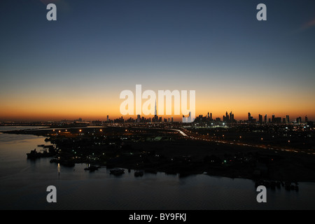 Dubais Skyline bei Sonnenuntergang Stockfoto