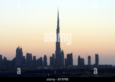 Dubais Skyline bei Sonnenuntergang Stockfoto