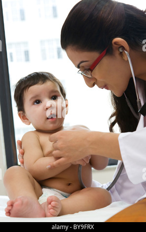 Arzt überprüft den Herzschlag eines Babys Stockfoto