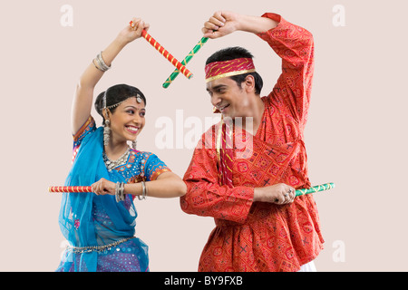 Gujarati paar Dandiya durchführen Stockfoto