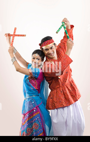 Gujarati paar Dandiya durchführen Stockfoto