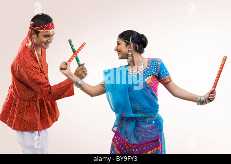 Gujarati paar Dandiya durchführen Stockfoto