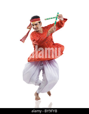 Gujarati Mann Dandiya durchführen Stockfoto